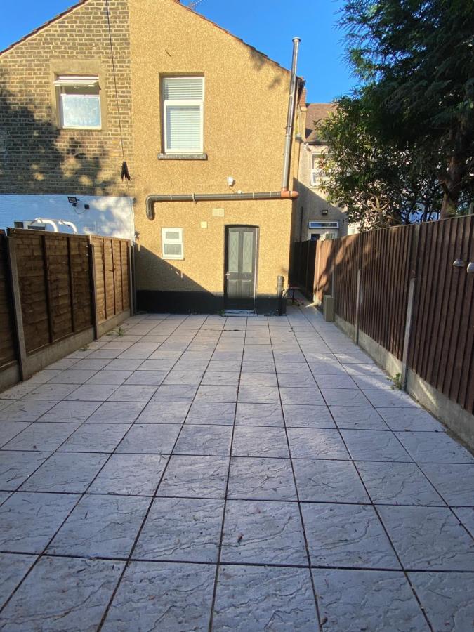 Central Stratford Cozy Double Room Лондон Экстерьер фото